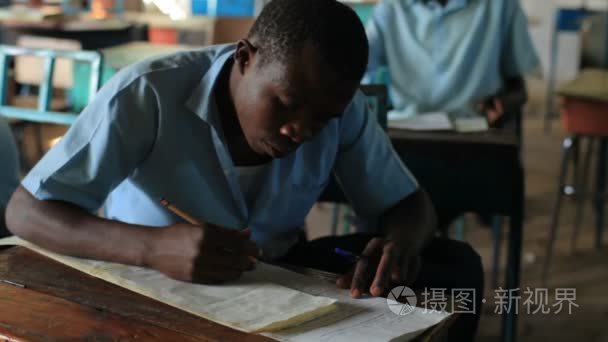 一个男孩在学校在肯尼亚的特写