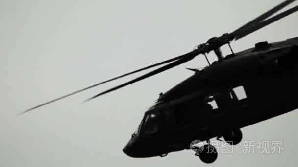 黑鹰直升机飞走了视频