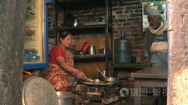 正宗尼泊尔做饭的女人