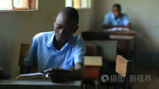 阅读教学在肯尼亚的学校男孩视频