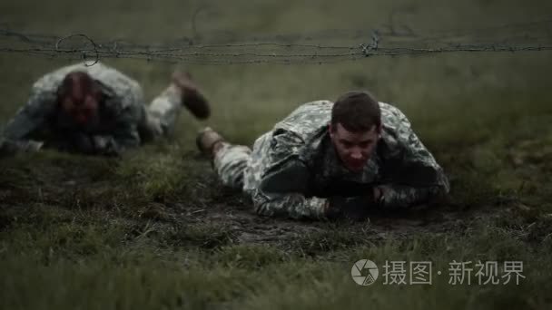 士兵们爬下线在障碍课程视频