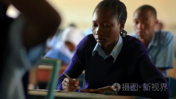 非洲学生参加考试视频