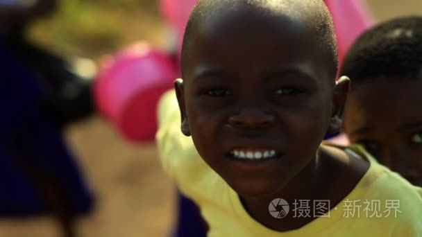 肯尼亚的男孩和女孩微笑和大笑视频