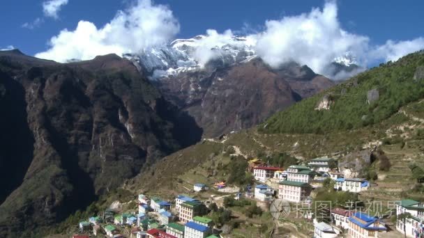 在尼泊尔的多彩山村