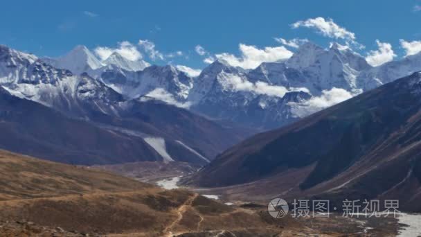 延时的云穿越喜马拉雅山谷