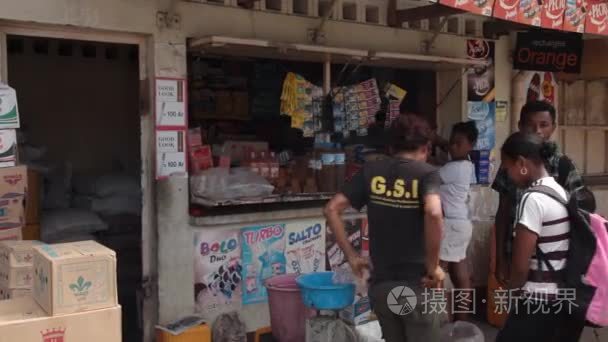 帮助客户在她食品站的女人视频