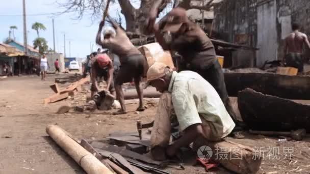 工作在一个破旧的村子里的男人视频