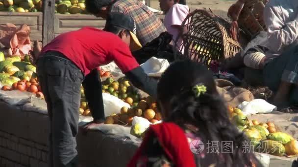 在尼泊尔农村市场商品视频