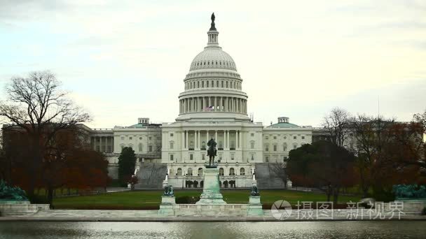 完整的静态拍摄的美国国家议会大厦圆顶蓝色，多云的天空