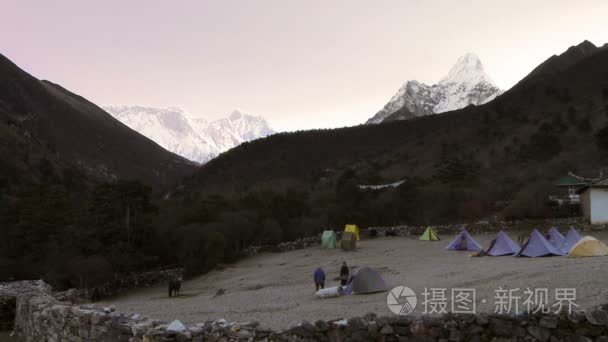 登山者正在准备迎接这一天视频