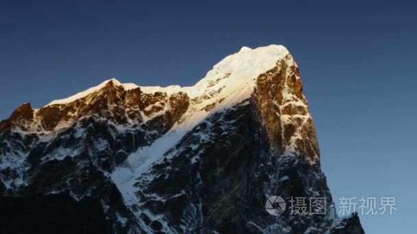 日出时路过喜马拉雅山顶的月亮视频