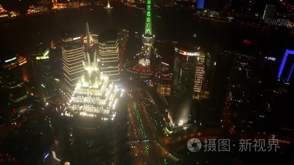 在高高的摩天大楼顶部的灯视频