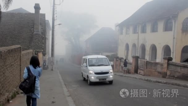 在多雾的马路上行走的人视频