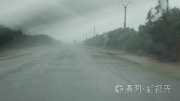 pov 汽车驾驶在大雨中