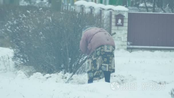 老人老女人清洗雪苍白的冬天视频