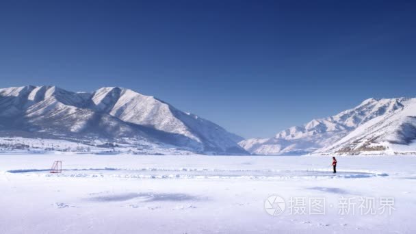 冰球运动员在结冰的湖面上