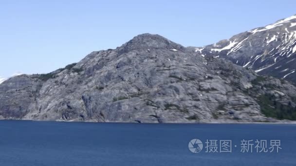 岩石出露一起在冰川湾水视频