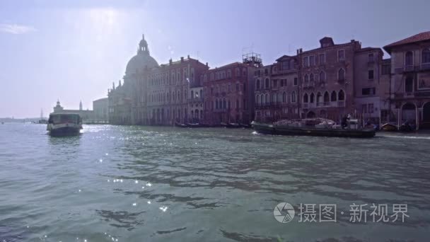 探讨在威尼斯的运河船视频