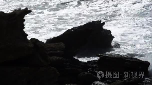 海浪冲击岩石的海岸视频