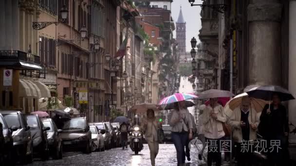 小雨在罗马的街头视频