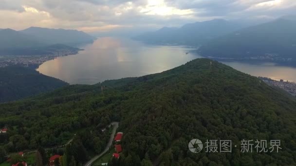 山和日落时马焦雷湖的航拍画面视频