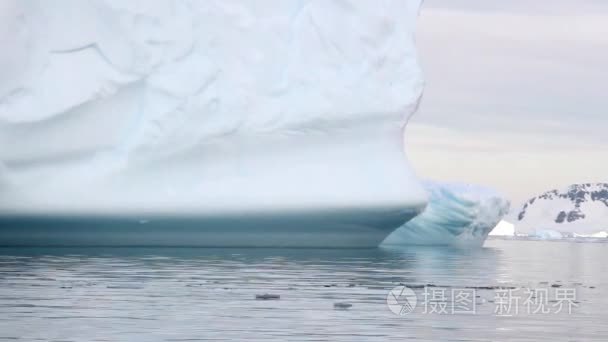 由一个冰山漂浮的帆船视频