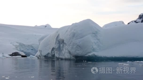 由一个冰山漂浮的帆船