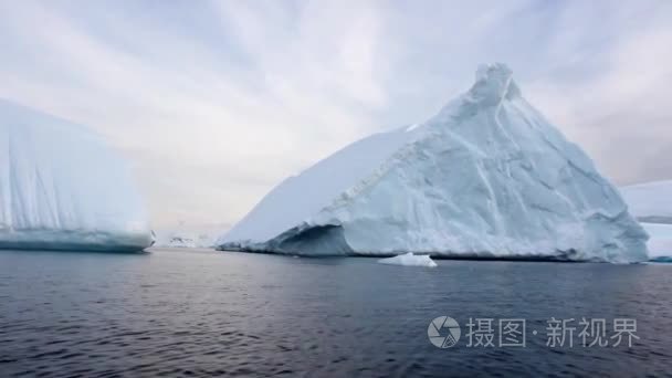 航海被漂浮的冰山视频