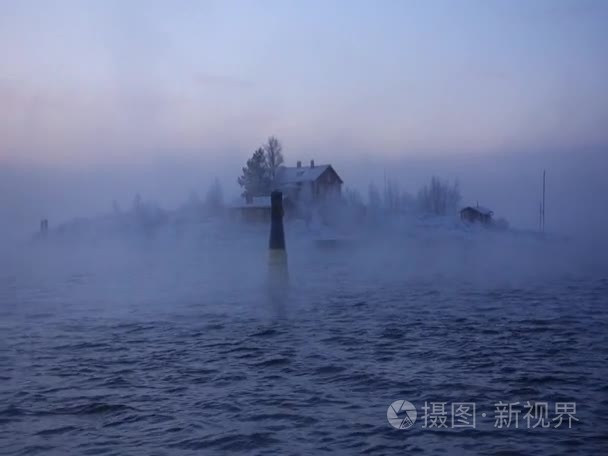 岛屿和在赫尔辛基群岛上寒冷的冬天早上在 2016 年 1 月 5 日日出前的小别墅视频