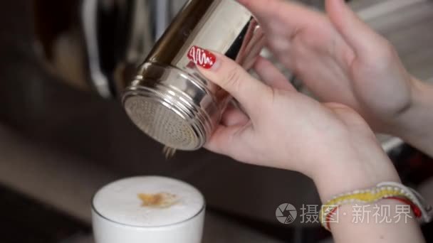 把肉桂粉倒进一杯咖啡短视频