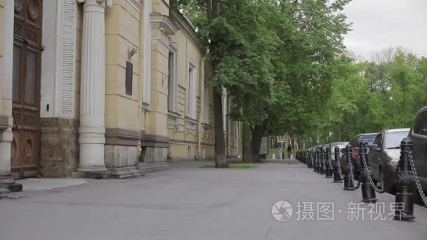 自行车在夏天的夜晚的城市街道绿树与夫妇观