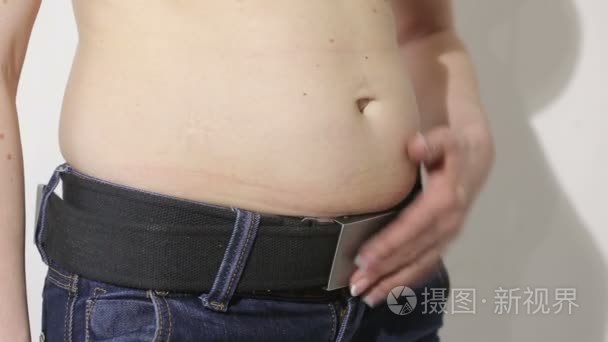 女性身体肥胖的肚子前视图视频