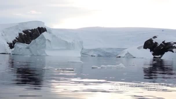 在水中漂浮的冰山视频