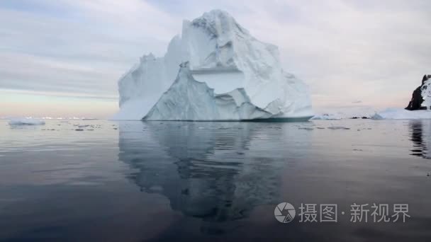 由一个冰山漂浮的帆船视频