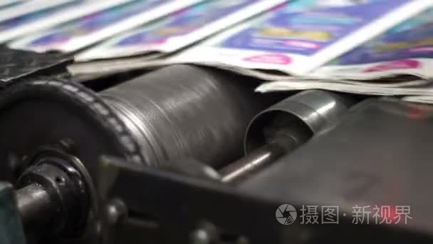 工业胶印机完成报纸手持特写视频