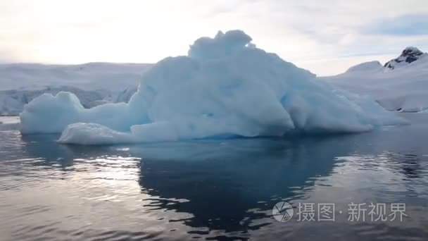 由一个冰山漂浮的帆船视频