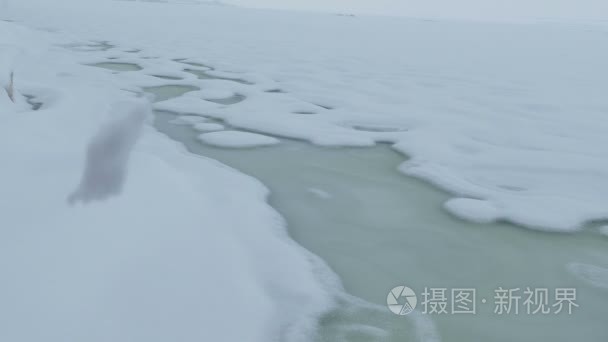 河里的冰见之下雪冬季自然景观