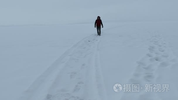 男人冬天是对道路暴雪雪视频