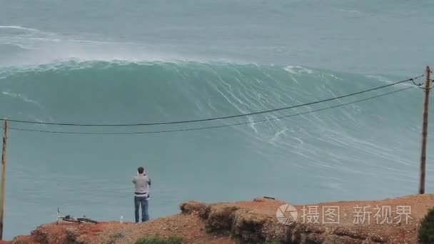 冲浪者骑巨浪视频