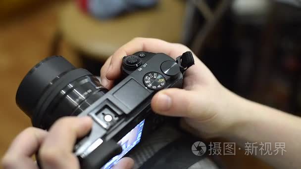 在拍摄之前,她设定了照相机.