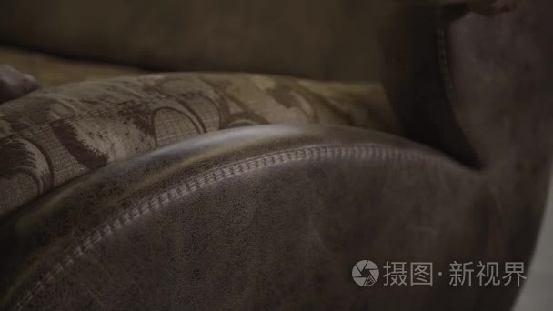 男子检查针在家具厂里的沙发上视频