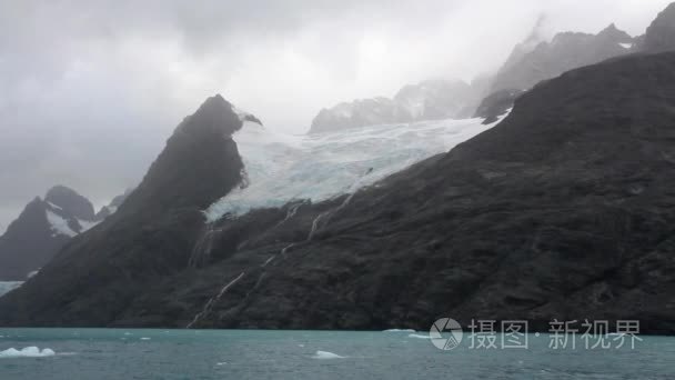 瀑布和雪山视频