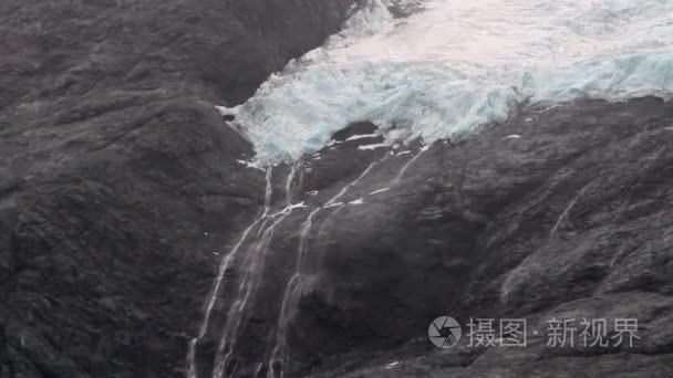 瀑布和雪山视频