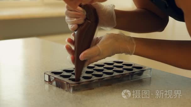 女性特写手制作巧克力糖果视频