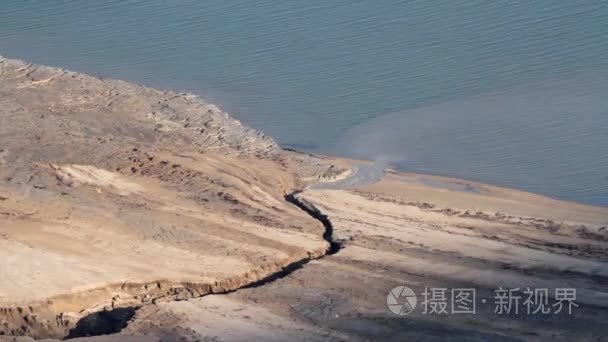 死海的灰岩坑