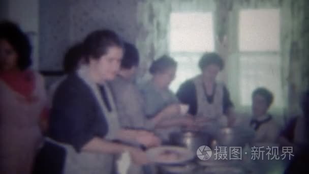 家庭挤进厨房餐桌视频