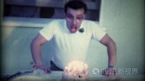 男人吹灭了生日蛋糕蜡烛视频