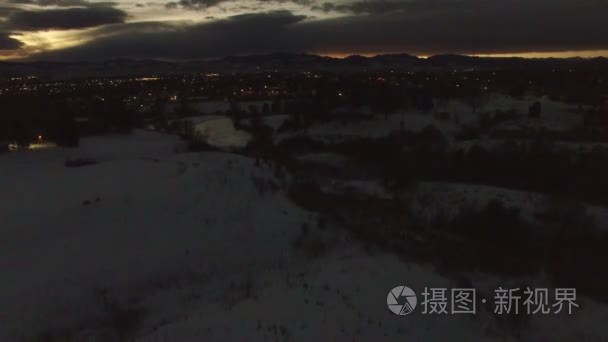 黄昏时分的湖和城市景观视频