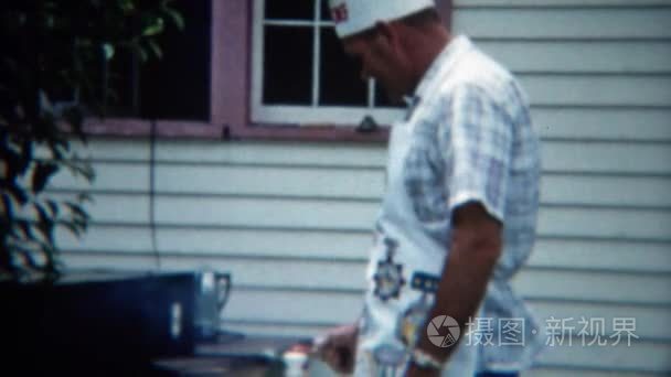 男人厨师烹饪烧烤户外视频