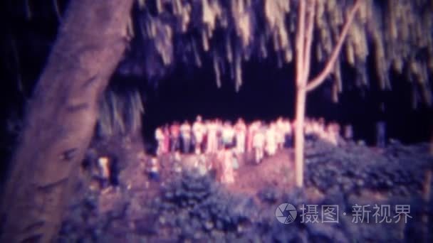 游客吸引到地下热带洞穴入口视频